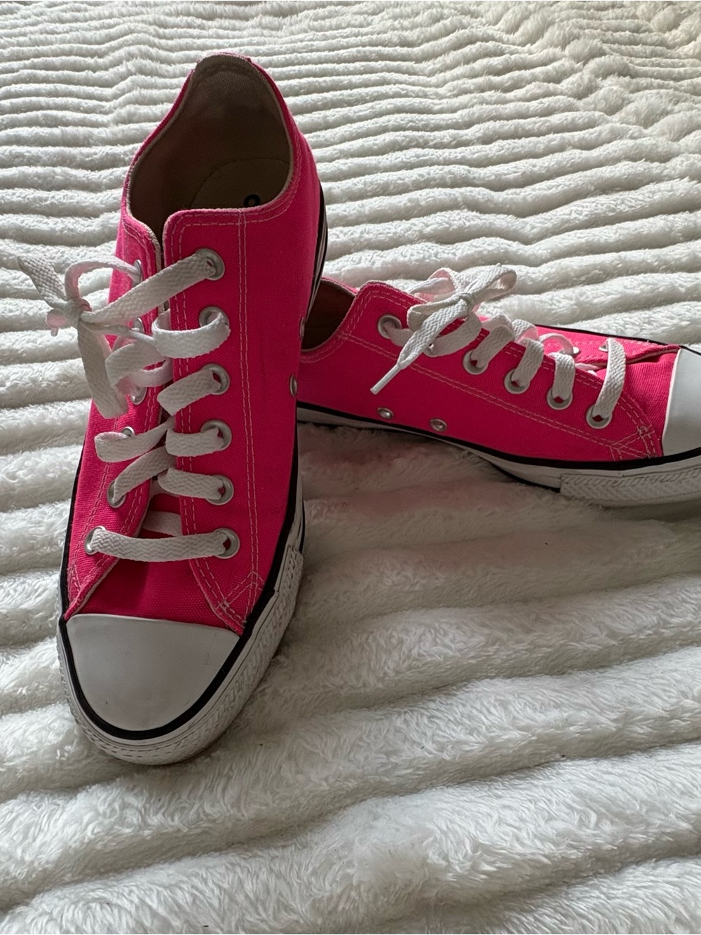 Converse Chuck Taylor All Star Low Top Neon Pink Canvas Sneakers - Picture 2 of 9